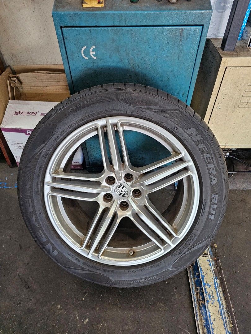 19inch original porsche rims and tires sale with centre caps (Macan ...