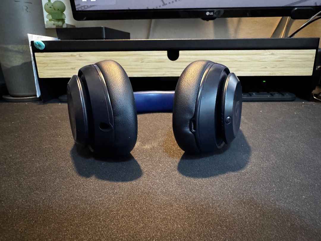 Beats Studio Pro (Category: Headphones & Headsets) located in Pasay City. Submitted by djsstuff (Listing ID 1406906977, Image 2). Description: Beats Studio Pro Has small damage in left ear hinge but it's still functional ——————— RFS: Need funds for hospital bills -- PAY AS YOU ORDER -- Payment options: Maya (preferred), BPI, CIMB, Metrobank, UnionBank, GCash, Pay upon pickup (LBC only) Delivery options: Meet-up (Preferred) (Starbucks Torre Lorenz
