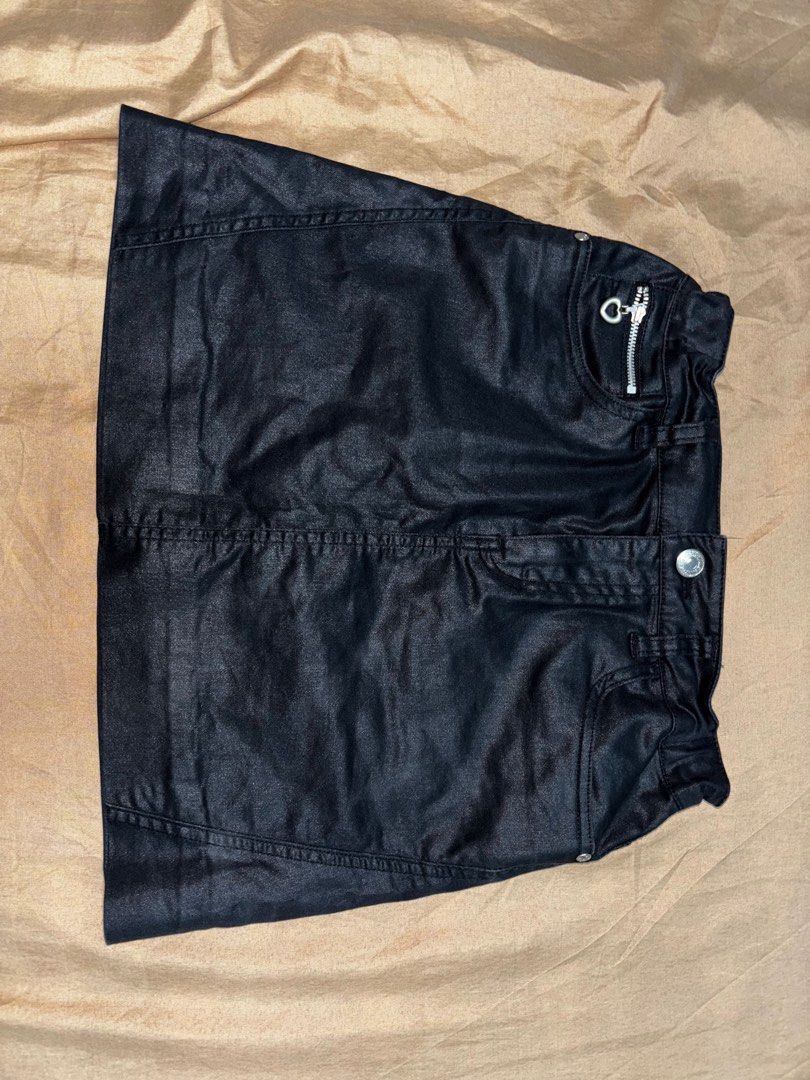 Uniqlo Black Mini Skirt (Category: Skirts) located in Angono. Submitted by kalidope (Listing ID 1406991483, Image 2). Description: - Black mini skirt - Zipper pocket detail - with adjustable button inside for better fitting - Textured fabric - Versatile for casual outfits.