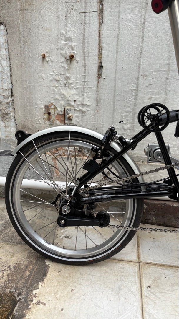 Brompton 6速 （分類：單車）位於 Hong Kong。 由 noirr_ 提交（商品編號 1405915212，圖片 3）。簡介： Brompton S6速，直把 係觀塘349BikeShop買嘅二手車 本身買返已經係改裝左 有使用痕跡 下面copy返本身嘅description 主車架灰色部分係正廠Pline 風暴灰 **2022年出廠車架 黑色前後叉係正廠Cline 黑色鋼叉 即Cline 6速同級 組裝，正常無問題 跟 Bikefun 避震 Minimods 銀色座管。