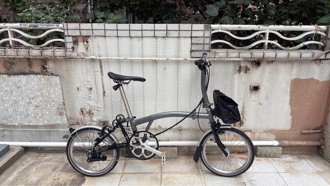 Brompton 6速 （分類：單車）位於 Hong Kong。 由 noirr_ 提交（商品編號 1405915212，圖片 1）。簡介： Brompton S6速，直把 係觀塘349BikeShop買嘅二手車 本身買返已經係改裝左 有使用痕跡 下面copy返本身嘅description 主車架灰色部分係正廠Pline 風暴灰 **2022年出廠車架 黑色前後叉係正廠Cline 黑色鋼叉 即Cline 6速同級 組裝，正常無問題 跟 Bikefun 避震 Minimods 銀色座管。