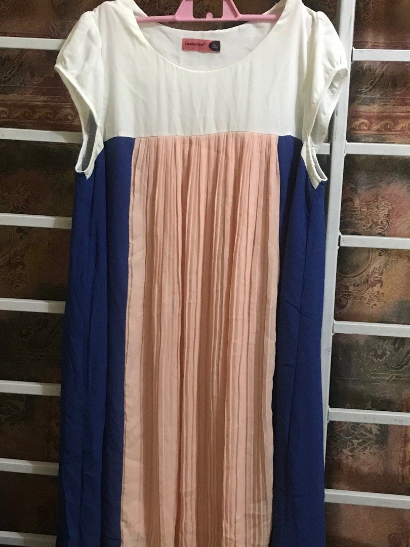 Color Block Dress - XL (Category: Dresses) located in Cavite. Submitted by orchidaes (Listing ID 1406946098, Image 2). Description: Dress features a color block design with white, blue, and peach panels. It has short sleeves and a round neckline. The brand is Langsyier, and the size is XL. The dress has a pleated peach center panel. It is suitable for casual wear..