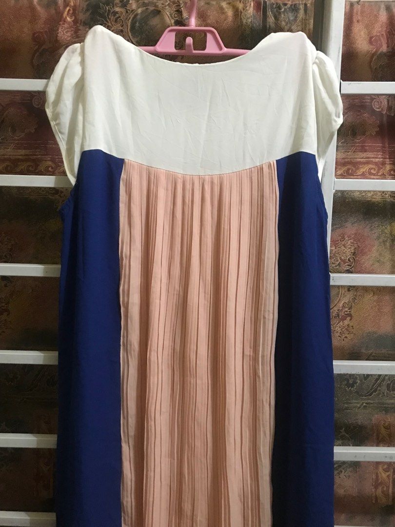 Color Block Dress - XL (Category: Dresses) located in Cavite. Submitted by orchidaes (Listing ID 1406946098, Image 3). Description: Dress features a color block design with white, blue, and peach panels. It has short sleeves and a round neckline. The brand is Langsyier, and the size is XL. The dress has a pleated peach center panel. It is suitable for casual wear..