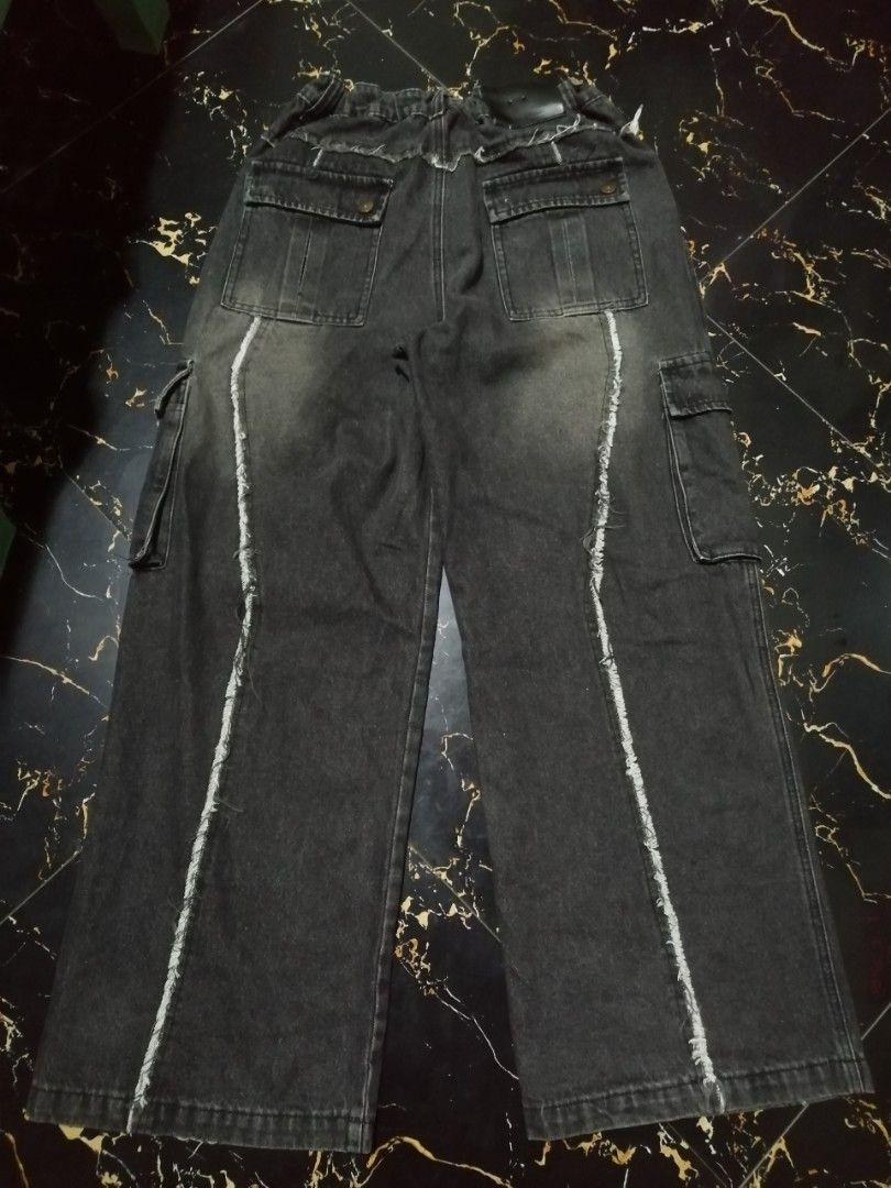 Evolvement Baggy Black Washed Denim Jeans (Category: Jeans) located in Bulacan. Submitted by sthriftsss (Listing ID 1406965275, Image 1). Description: Details: Waist - 26 to 30 Length - 41 Leg Opening - 11.5 color rate - 9.5 garterized waist Missing one lock each pocket probably not designed. .