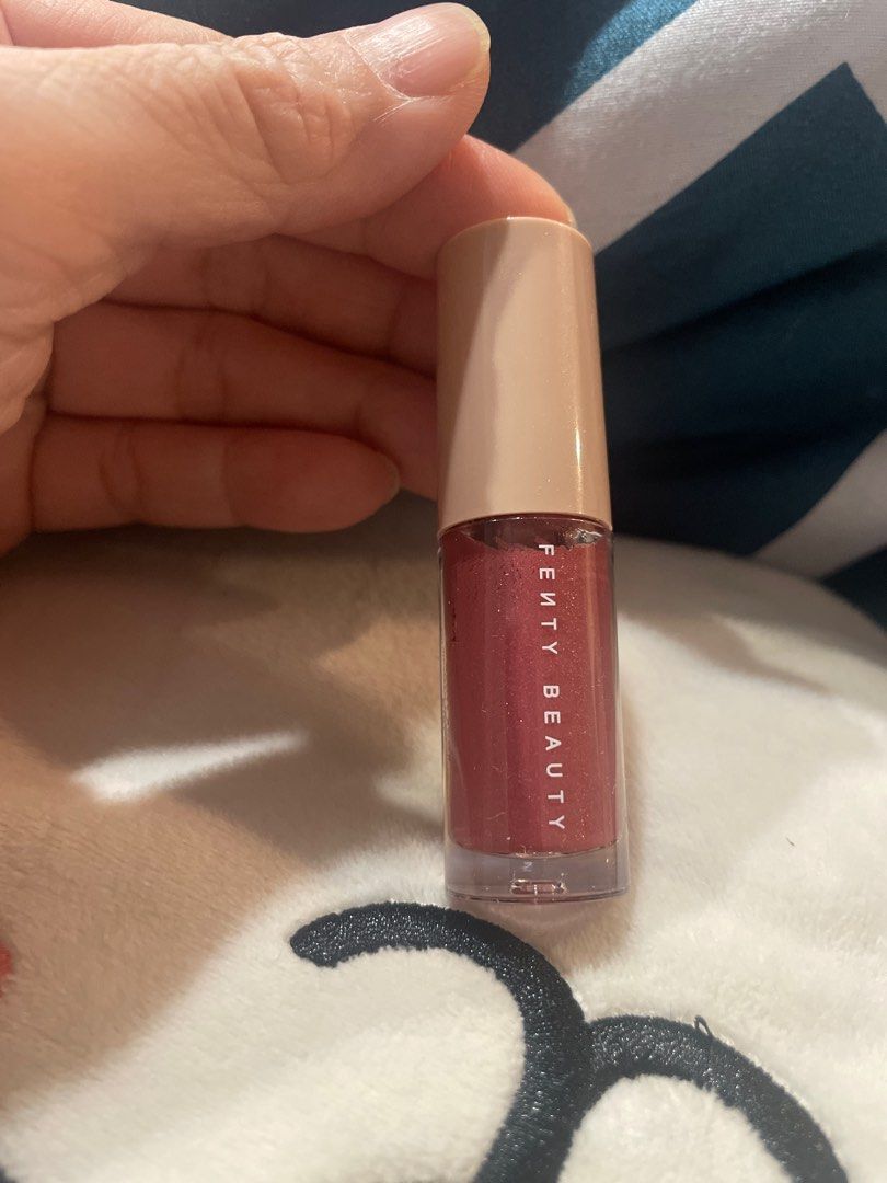 Fenty beauty gloss bomb riri 08 2 ml (Category: Makeup) located in Quezon City. Submitted by chic_styleph (Listing ID 1406965521, Image 3). Description: IRRESISTIBLE SHINE, NOURISHING WEAR. UNIVERSAL FINISHING TOUCH. STRAIGHT UP: The ultimate gotta-have-it lip gloss with explosive shine that feels as good as it looks-Fenty Beauty Gloss Bomb is the essential finishing touch to your Fenty Face. THE LOWDOWN: The stop-everything, give-it-to-me lip gl