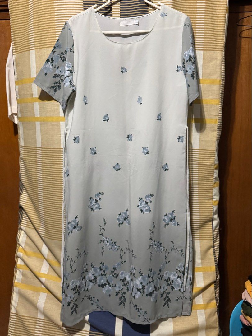 Floral Print Dress (Category: Dresses) located in Binan City. Submitted by aeiryse (Listing ID 1406844747, Image 1). Description: Dress features - Light gray floral print dress - Short sleeves - Straight cut - Round neckline - Lightweight fabric - Ideal for casual wear or church sundays - Side slits for added comfort and movement RFS: Decluttering and doesn’t suit to my body type .