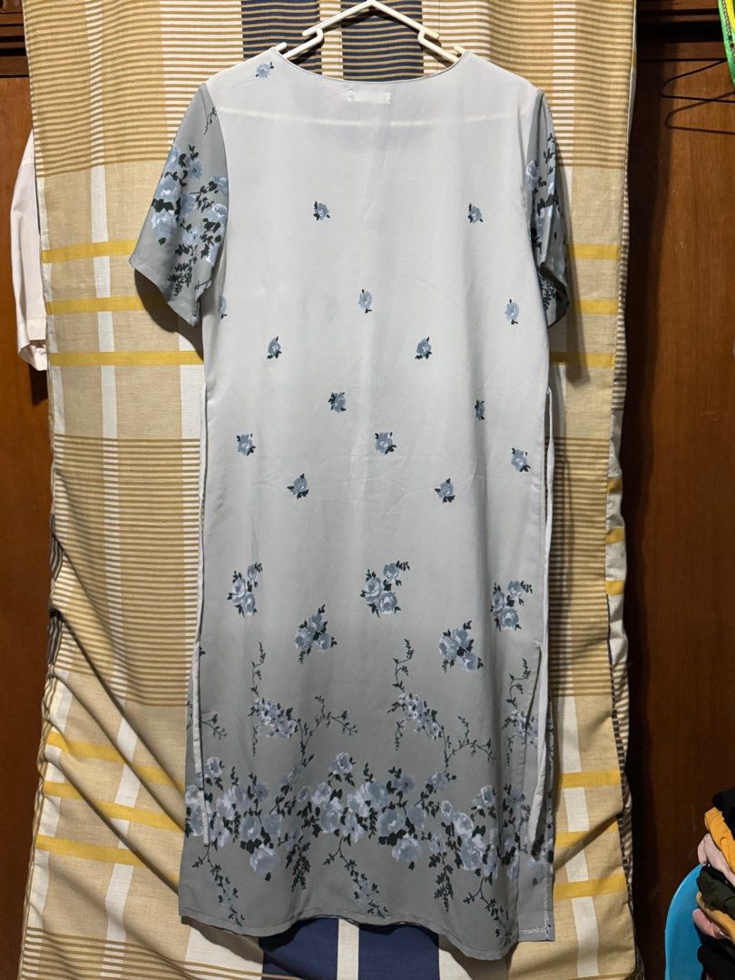 Floral Print Dress (Category: Dresses) located in Binan City. Submitted by aeiryse (Listing ID 1406844747, Image 2). Description: Dress features - Light gray floral print dress - Short sleeves - Straight cut - Round neckline - Lightweight fabric - Ideal for casual wear or church sundays - Side slits for added comfort and movement RFS: Decluttering and doesn’t suit to my body type .