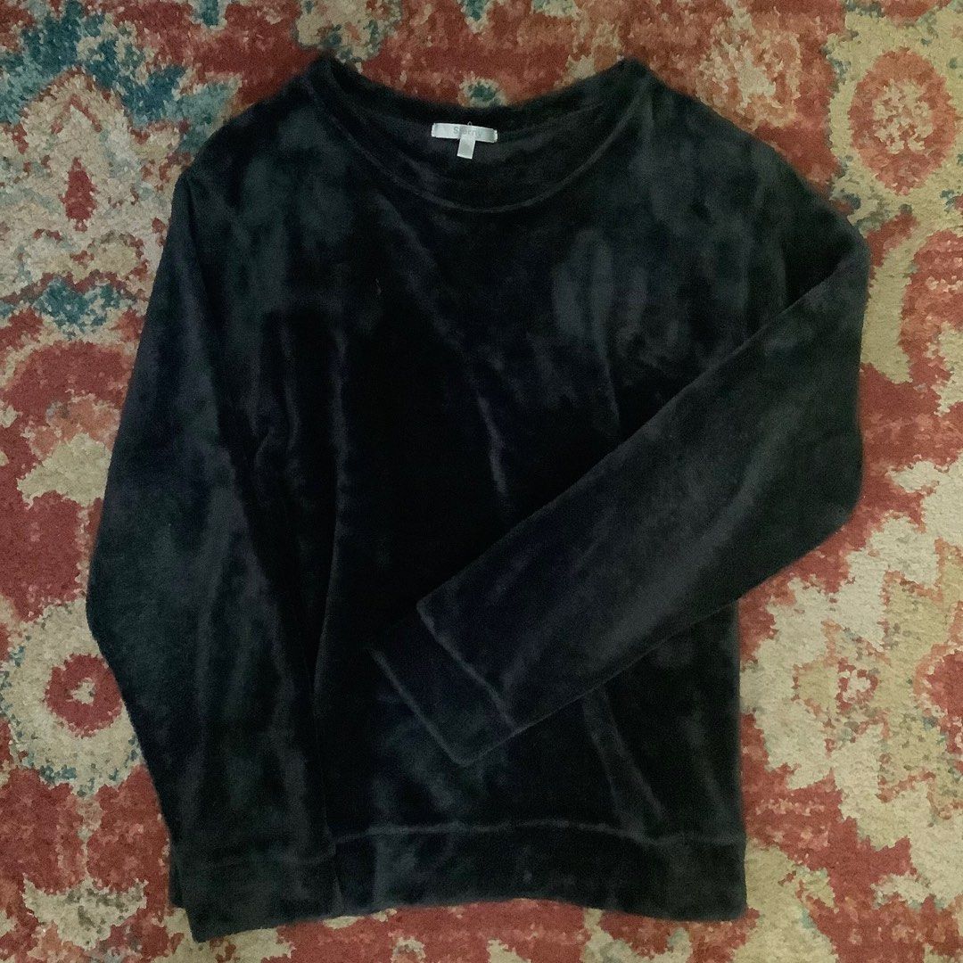 Furry Sweater (Category: Coats, Jackets and Outerwear) located in Cabanatuan. Submitted by chieezyx (Listing ID 1406816286, Image 2). Description: - Very comfortable - has a small hole but unnoticeable (can be sewed, no time lang to do so).