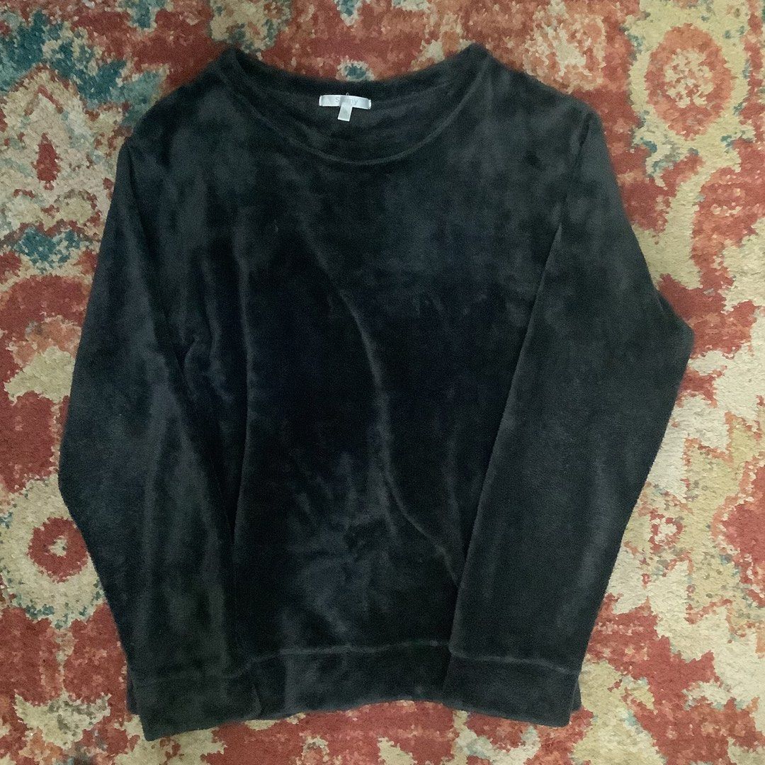 Furry Sweater (Category: Coats, Jackets and Outerwear) located in Cabanatuan. Submitted by chieezyx (Listing ID 1406816286, Image 3). Description: - Very comfortable - has a small hole but unnoticeable (can be sewed, no time lang to do so).