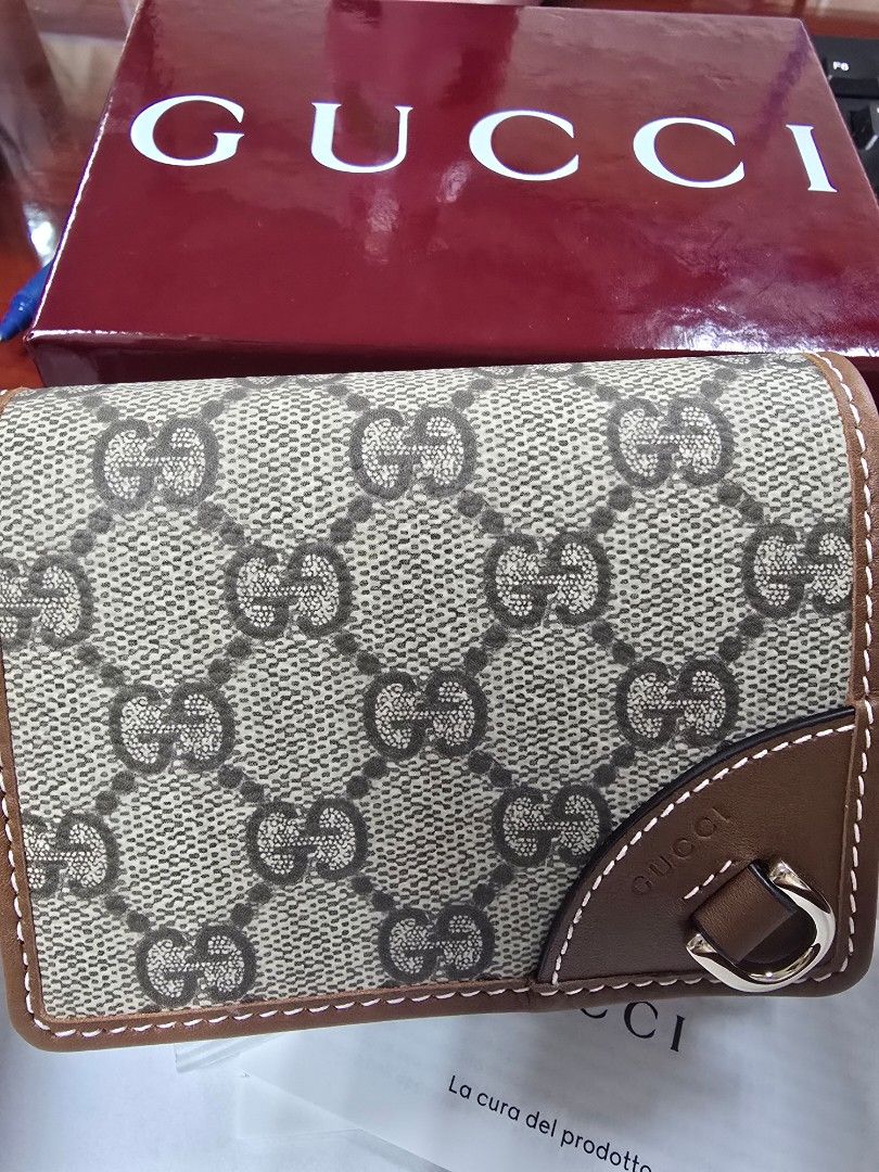 Gucci Emblem Bifold Wallet (Category: Luxury Bags & Wallets) located in Quezon City. Submitted by casetifybydee (Listing ID 1406821646, Image 3). Description: Gucci Wallet Sourced from Gucci Solaire last November 20 Selling it for 27k (original price is 32k) Used twice only With box amd dust bag Can send a copy of the digital receipt QC.