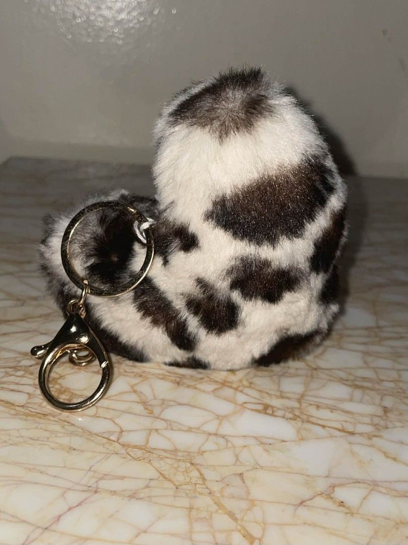 Heart Keychain Fuzzy Leopard Print White (Category: Charms) located in Bacoor. Submitted by lenaa43___ (Listing ID 1406955433, Image 2). Description: - Never used - MOP: Gcash - MOD: J&T.
