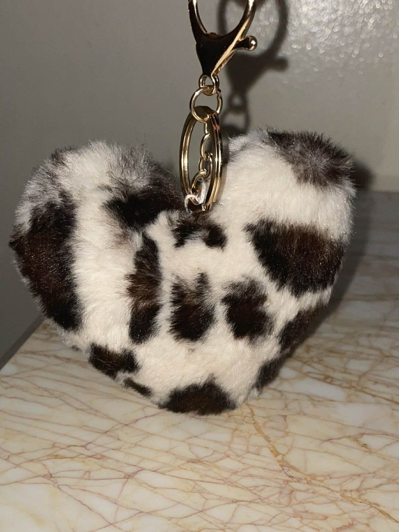 Heart Keychain Fuzzy Leopard Print White (Category: Charms) located in Bacoor. Submitted by lenaa43___ (Listing ID 1406955433, Image 3). Description: - Never used - MOP: Gcash - MOD: J&T.