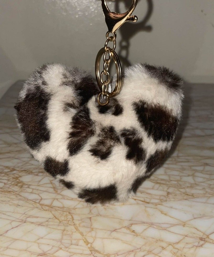 Heart Keychain Fuzzy Leopard Print White (Category: Charms) located in Bacoor. Submitted by lenaa43___ (Listing ID 1406955433, Image 1). Description: - Never used - MOP: Gcash - MOD: J&T.