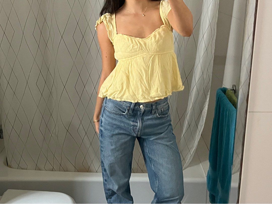 Hollister Yellow Top XS （分類：T-shirt）位於 Hong Kong。 由 coolbeans88 提交（商品編號 1406906582，圖片 3）。簡介： Baby yellow tank top Yellow top from Hollister features a square neckline and ruffled straps. It has a fitted bodice with a peplum hem. The top is size XS. The fabric has a textured appearance. It is a light yellow color.。
