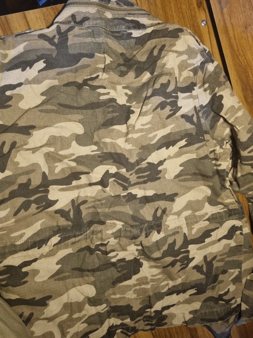 J.J. Winters Camouflage Jacket - Large (Category: Coats, Jackets and Outerwear) located in Quezon City. Submitted by mystery_meow (Listing ID 1406905730, Image 3). Description: - J.J. Winters Camouflage Jacket - Size: Large - Features: - Button-up front - Multiple pockets - Zipper detail - Classic camouflage pattern (green, brown, gray) - Made of durable fabric.