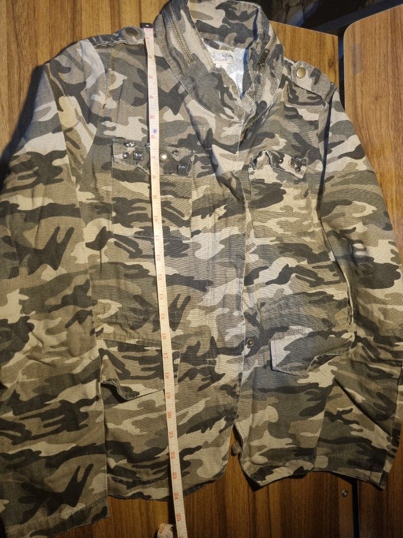 J.J. Winters Camouflage Jacket - Large (Category: Coats, Jackets and Outerwear) located in Quezon City. Submitted by mystery_meow (Listing ID 1406905730, Image 1). Description: - J.J. Winters Camouflage Jacket - Size: Large - Features: - Button-up front - Multiple pockets - Zipper detail - Classic camouflage pattern (green, brown, gray) - Made of durable fabric.