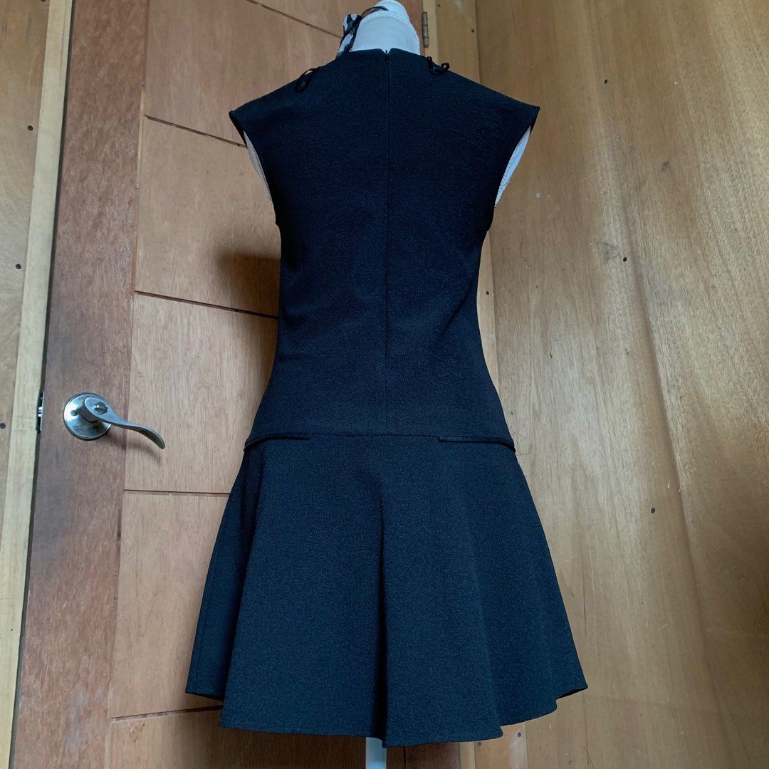 MANGO SUIT COLLECTION BLACK PLEATED DRESS (Category: Dresses) located in Pasig City. Submitted by maj3sty (Listing ID 1406864623, Image 2). Description: Condition: 1000000/10 Type: textured dress, HQ fabric Measurements: (medida size) - Bust: 32 - 34 - Waist: up to 30 - Length: 32 🗣️ bagong bago, super ganda netooo 🥹 🗣️ very niceee fitttt 🗣️ textured fabric, back zipper 🗣️ XS on tag, but can fit up to S.