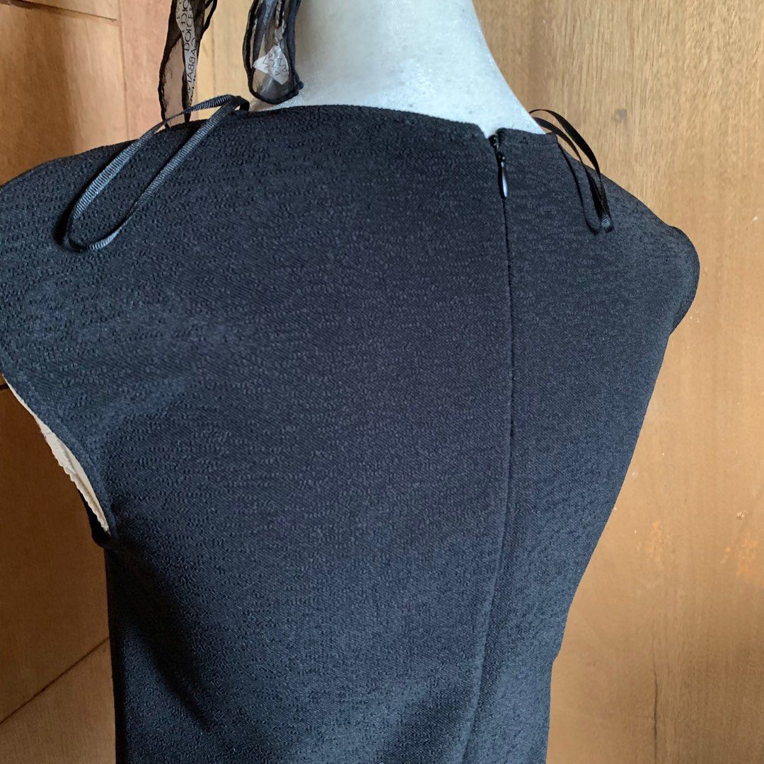 MANGO SUIT COLLECTION BLACK PLEATED DRESS (Category: Dresses) located in Pasig City. Submitted by maj3sty (Listing ID 1406864623, Image 3). Description: Condition: 1000000/10 Type: textured dress, HQ fabric Measurements: (medida size) - Bust: 32 - 34 - Waist: up to 30 - Length: 32 🗣️ bagong bago, super ganda netooo 🥹 🗣️ very niceee fitttt 🗣️ textured fabric, back zipper 🗣️ XS on tag, but can fit up to S.