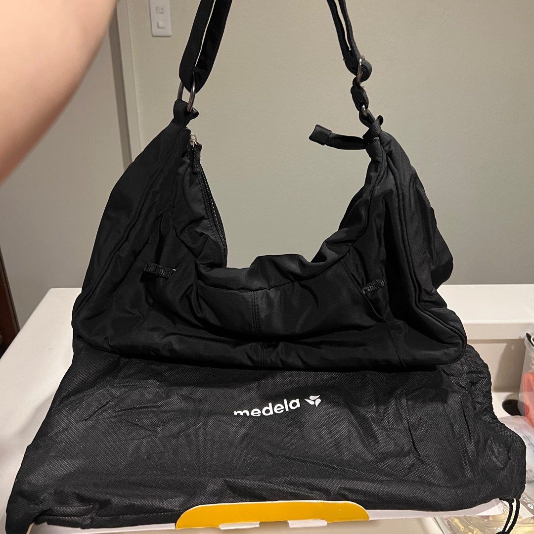 Medela Breast Pump Bag (Category: Diaper Bags & Wetbags) located in Quezon City. Submitted by shopamoma (Listing ID 1406929119, Image 3). Description: Medela Breast Pump Travel Bag New, never used. Comes with Medela dust bag Color: Black Water resistant microfiber material for easy cleaning Large top opening and low bag profile make it easy to store and see everything inside Power adaptor access port for discreet breast pump charging Internal and
