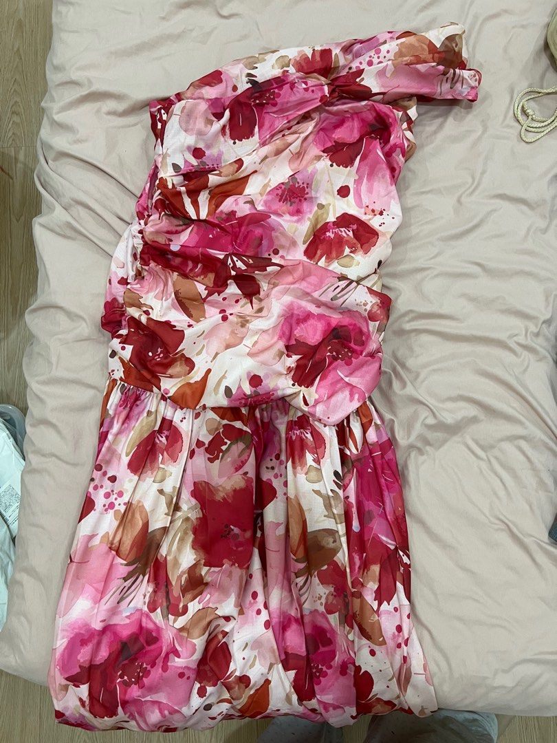 Never Used Shein Floral Gown Large (Category: Evening dresses & gowns) located in Cagayan de Oro. Submitted by jammyjane (Listing ID 1406892511, Image 2). Description: Fits M-L, my waist is 28-29, needs altering a bit.
