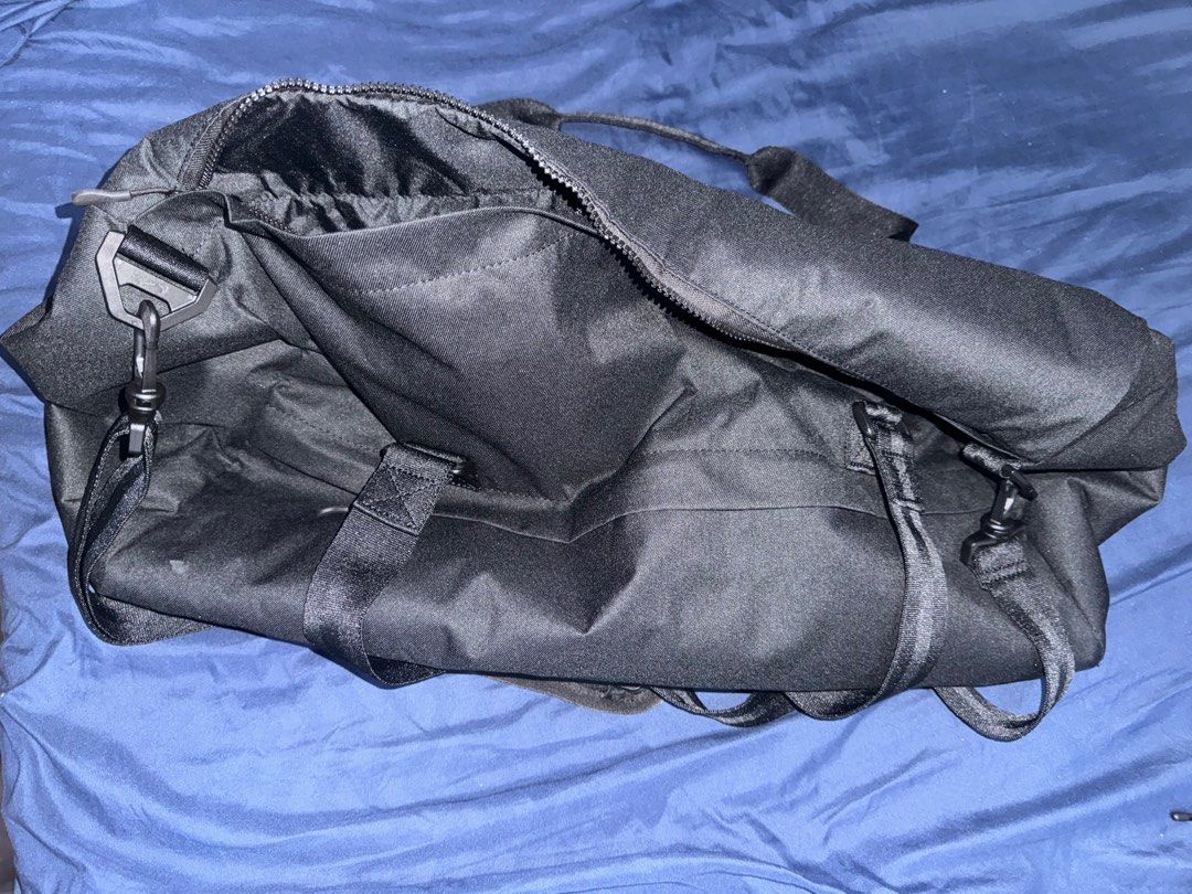 Nike Elemental Premium Duffel Bag (45L) - Black (Category: Backpacks) located in Quezon City. Submitted by kentivan21 (Listing ID 1406943543, Image 2). Description: Used once or twice bought for 2900 rfs: too big.