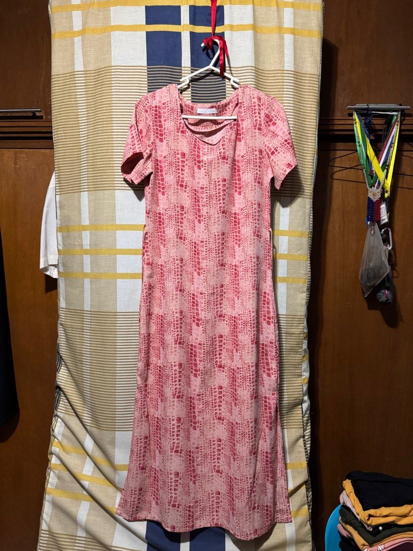 Pink Patterned Maxi Dress (Category: Dresses) located in Binan City. Submitted by aeiryse (Listing ID 1406845210, Image 1). Description: - Pink patterned maxi dress - Short sleeves - Lightweight fabric - Straight cut - Side slit - Large on tag but best fit for medium size.