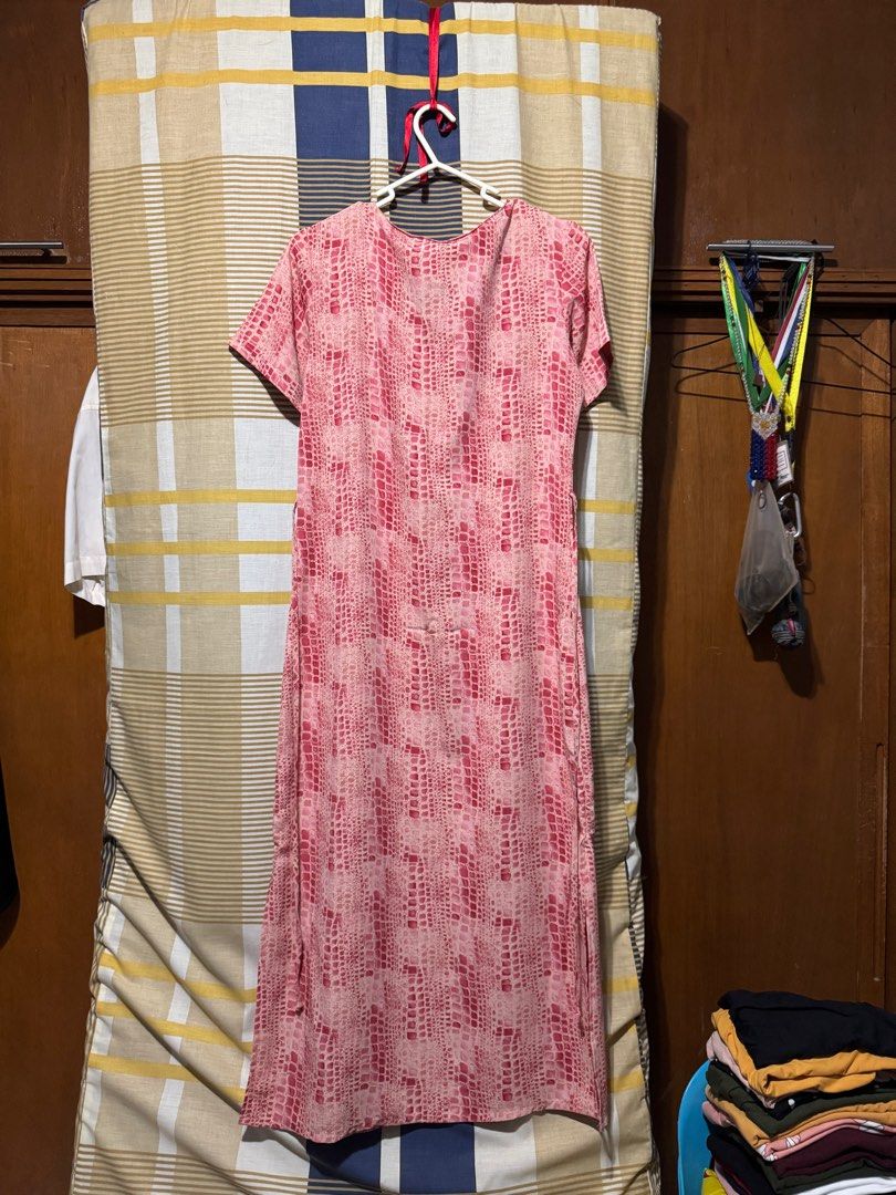 Pink Patterned Maxi Dress (Category: Dresses) located in Binan City. Submitted by aeiryse (Listing ID 1406845210, Image 2). Description: - Pink patterned maxi dress - Short sleeves - Lightweight fabric - Straight cut - Side slit - Large on tag but best fit for medium size.