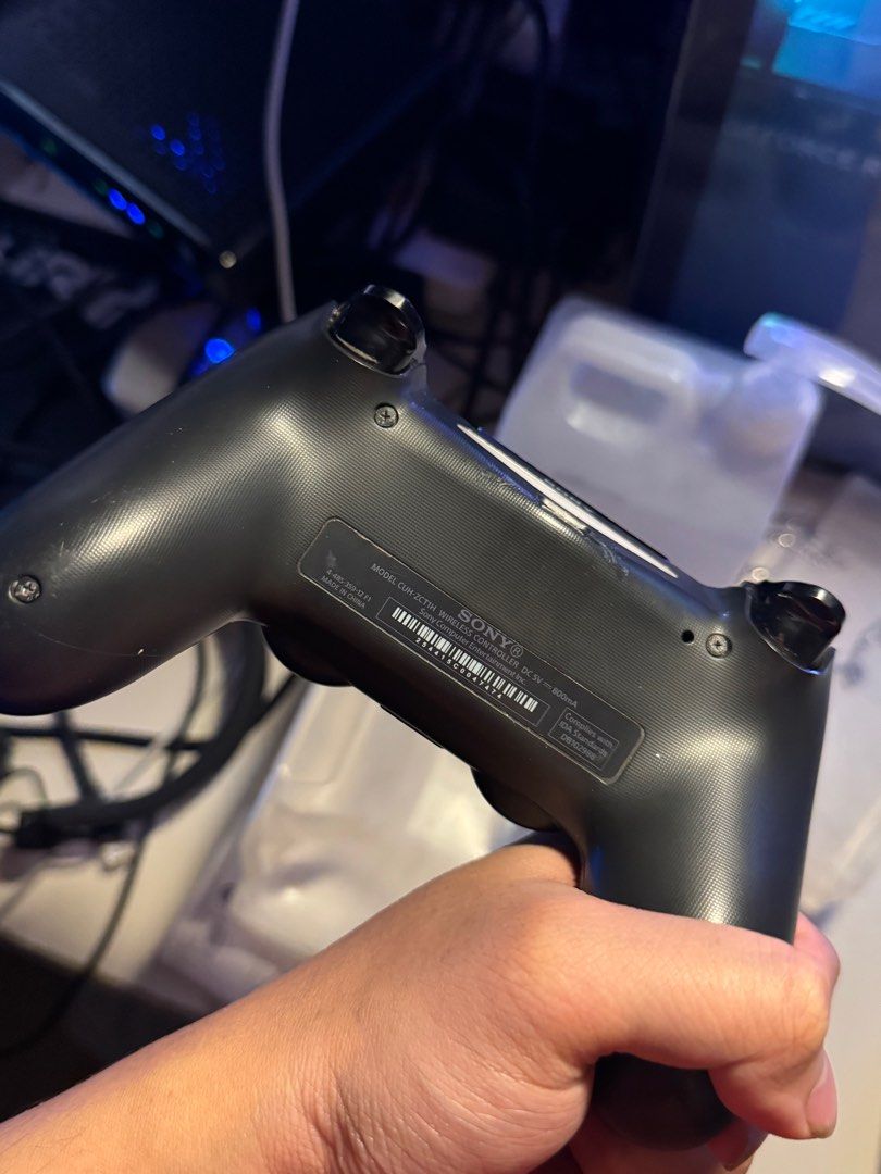 PS4 Sony Dualshock 4 Wireless V1 Controller with box (Category: Controllers) located in Pasig City. Submitted by robbiseraphin (Listing ID 1406931832, Image 3). Description: Selling: v1 original DualShock 4 controller with box! - Pwede din sa pa5 800 php - pasig area .
