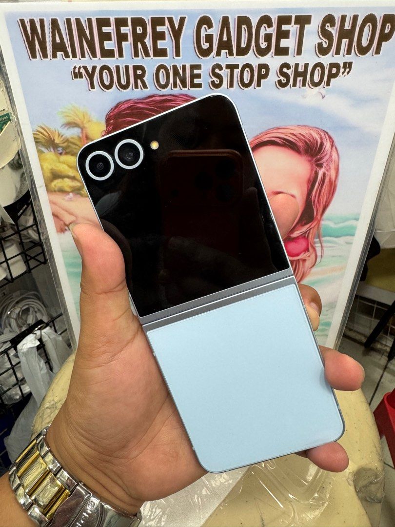 Samsung Galaxy Z Flip6 (Category: Samsung) located in San Juan City. Submitted by wainefreygadgetshop (Listing ID 1406899214, Image 1). Description: Samsung Galaxy Z Flip 6 8/256 ALL GOODS AT WORKING NO HIDDEN ISSUE ALMOST NEW (PLEASE SEARCH NYO NALANG FULL SPECS) with box same imei ,Original cord For fast transaction call/text 09279452049,09704549340 *PAG COD SAMIN ANG PERSONAL RIDER Required po yung Payment First sa shipping !if our transaction