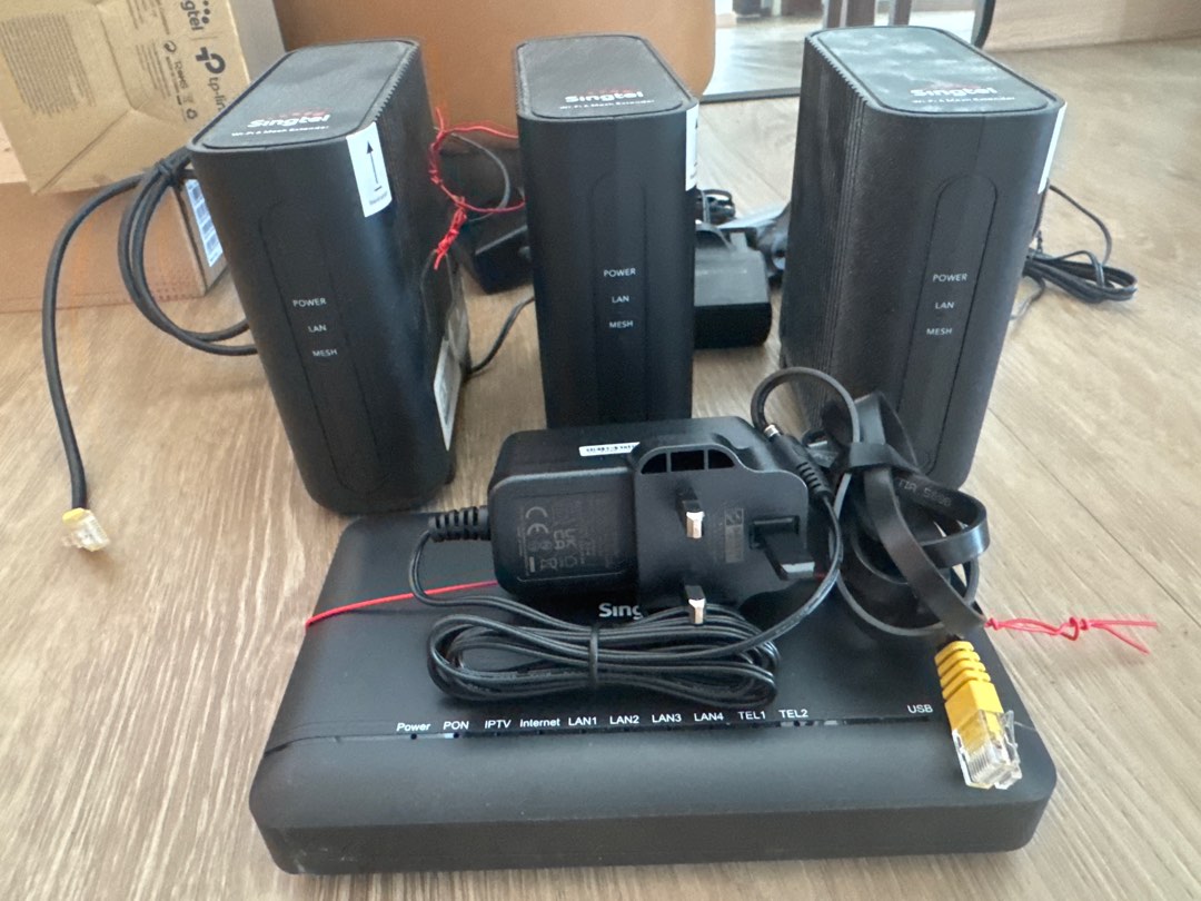 Singtel Router Set with Mesh WiFi, Computers & Tech, Parts ...