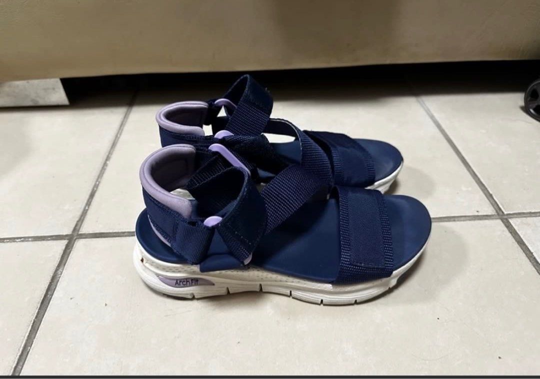 Skechers Arch Fit Sandals (Category: Sandals) located in Quezon City. Submitted by gtancollection (Listing ID 1406834490, Image 1). Description: .