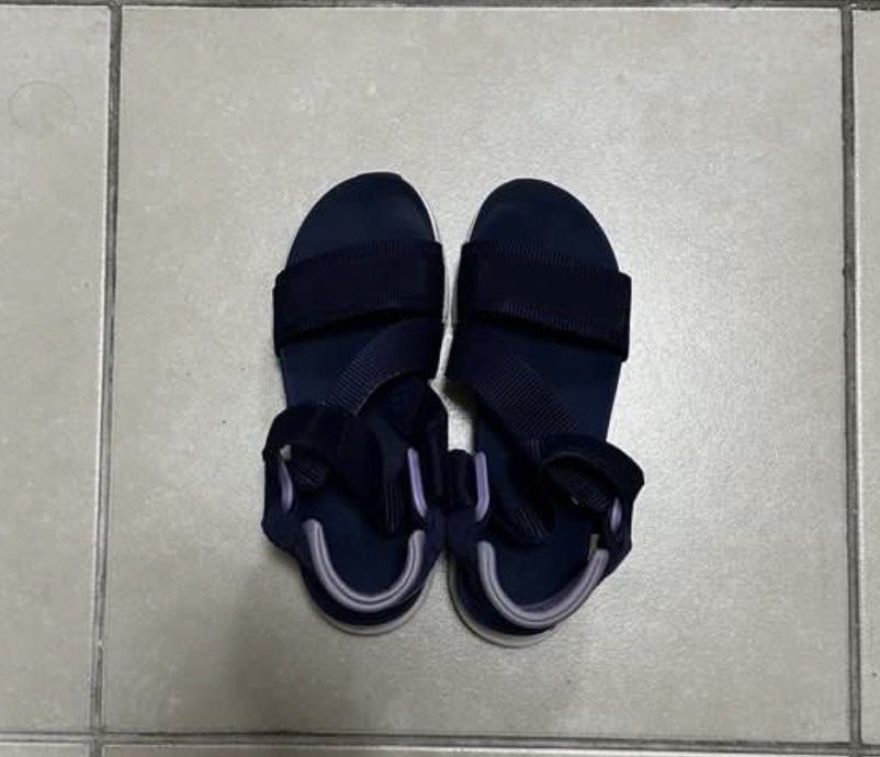 Skechers Arch Fit Sandals (Category: Sandals) located in Quezon City. Submitted by gtancollection (Listing ID 1406834490, Image 3). Description: .