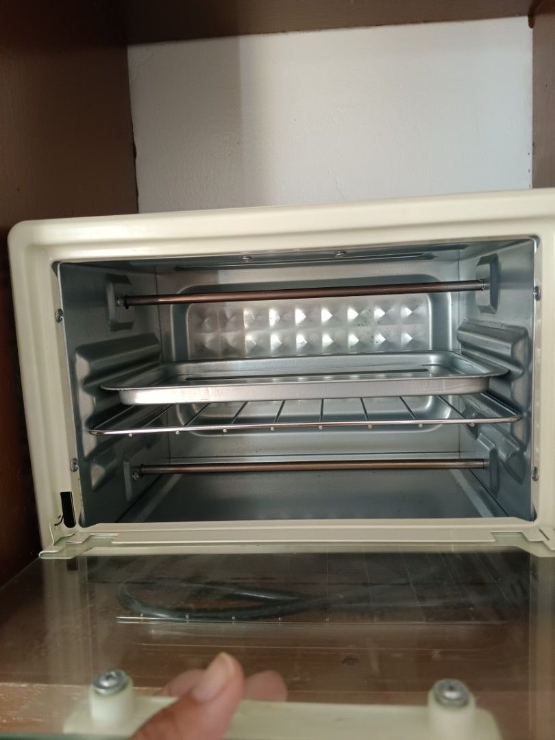 [SUPER SALE] TEMU MICROWAVE OVEN (Category: Looking For) located in Manila. Submitted by nurseraketera06 (Listing ID 1406913988, Image 2). Description: brand : temu color: white item inclusion: oven and manual rfs: not using anymore issue: broken handle upon receiving the item and still functioning gcash only QC based.