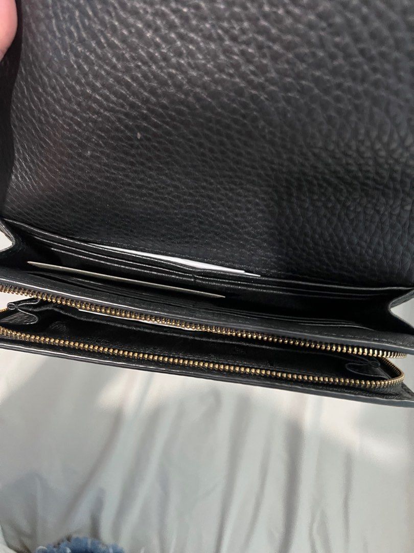 Tory Burch wallet (Category: Wallets & Card holders) located in Catbalogan. Submitted by declutterfind (Listing ID 1406872151, Image 2). Description: .