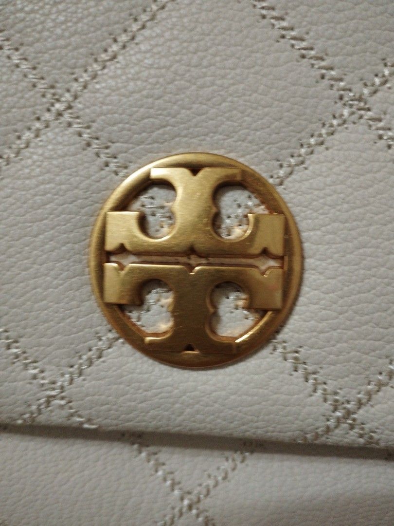 Tory Burch willa large Convertible Shoulder Bag (Category: Luxury Bags & Wallets) located in Caloocan City. Submitted by shopaholic_cousins (Listing ID 1406970374, Image 2). Description: Unused Tory Burch willa large Convertible Shoulder Bag - Quilted design - Gold-tone logo - Chain strap - Fabric-lined interior with zip pocket - Includes dust bag.