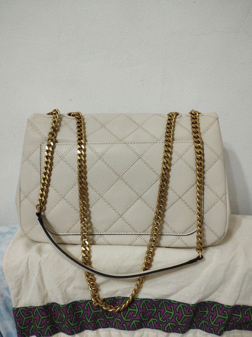 Tory Burch willa large Convertible Shoulder Bag (Category: Luxury Bags & Wallets) located in Caloocan City. Submitted by shopaholic_cousins (Listing ID 1406970374, Image 3). Description: Unused Tory Burch willa large Convertible Shoulder Bag - Quilted design - Gold-tone logo - Chain strap - Fabric-lined interior with zip pocket - Includes dust bag.