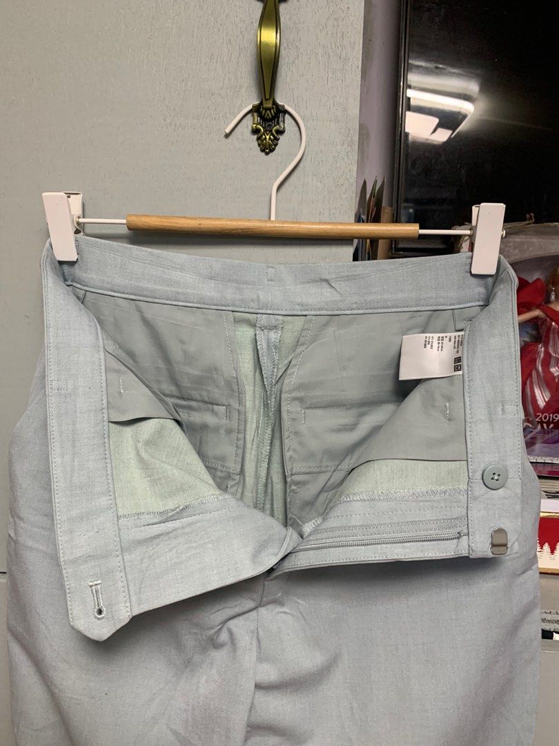 UNIQLO SMART ANKLE PANTS (Category: Other Bottoms) located in Bislig. Submitted by styleeee (Listing ID 1406896220, Image 2). Description: size medium on tag no issue stretchy.