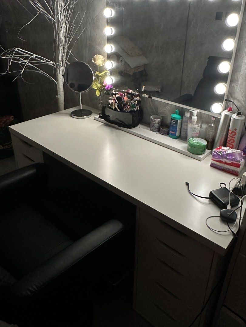 Vanity Table （分類：桌子）位於 Hong Kong。 由 makeupbybi72586 提交（商品編號 1406890518，圖片 1）。簡介： Vanity table The table has a white surface with multiple drawers for storage. 。
