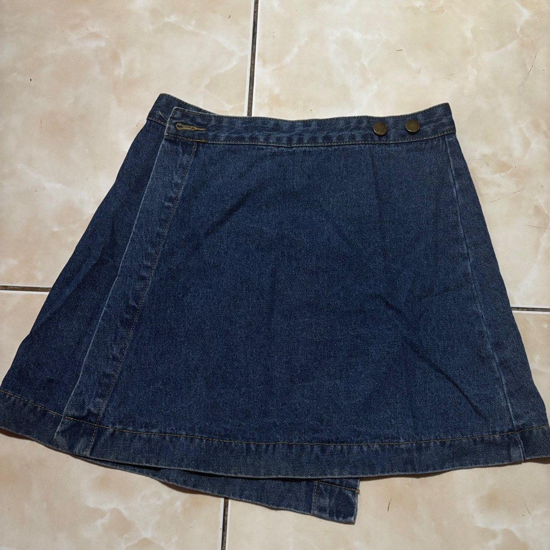 Y2K Aesthetic Adjustable Denim Skirt (Category: Skirts) located in Cabuyao City. Submitted by stuff4keeps (Listing ID 1406871416, Image 1). Description: Size: S-M.