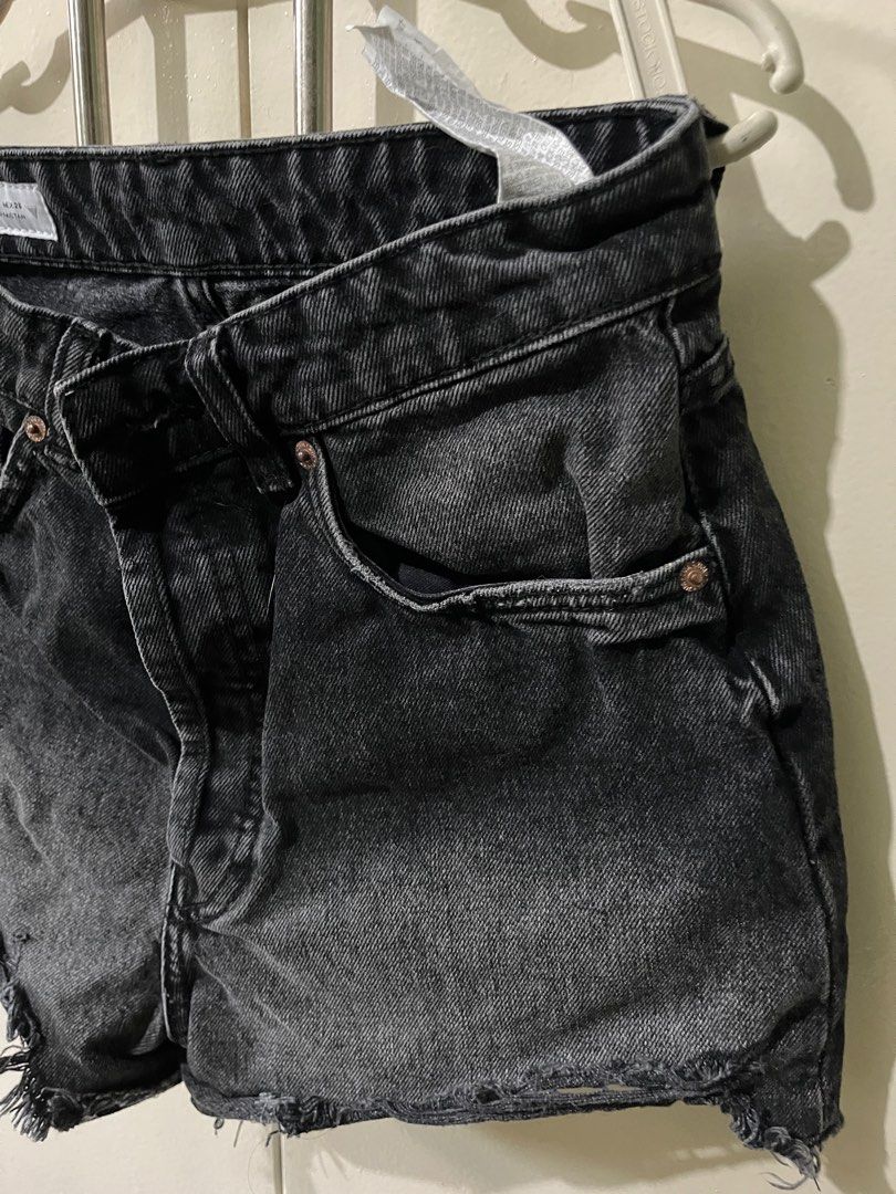 Authentic Zara high waisted Denim Shorts (Category: Shorts) located in Marikina City. Submitted by moonchok (Listing ID 1406888959, Image 3). Description: - Zara denim shorts - Black wash - buttonfly - Raw hem detailing - Front and back pockets - Made in Pakistan - worn once - bought at Ayala malls Cebu for 1700 - fits S to semi M.