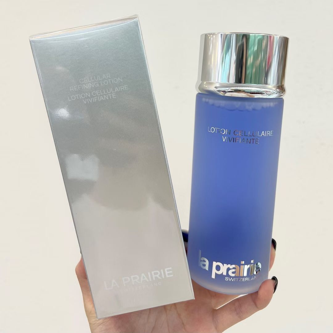 🎀買滿💰299包郵順豐櫃 💝優質售後五千好評店正貨現貨優惠價蓓麗/萊珀妮（外國免稅💰438/250ml）（香港專櫃💰458/250ml） LP/la prairie 藍爽膚水250ml （分類：面部 - 面部護理）位於 Hong Kong。 由 sun.beauty 提交（商品編號 1111418760，圖片 1）。簡介： 💝蓓麗/萊珀妮LP/la prairie 藍爽膚水250ml 這是一個貴婦品牌！效果也是貴婦級別的，關於la prairie的系列，藍魚子系列主打緊緻，提升，滋潤。白魚子系列主打提亮，光澤，祛斑。煥能系列主打充電，綜合改善，一年用一次。La prairie的爽膚水有幾種，其中的最火的水就是藍水 ~~~~~~~~~~~~~~~~~~~~~~~~ 💝優質售後服務： 如果您改變咗主意 出貨日14:00之前都可以退款嘅（唔需要任何理由）🥰🥰 如果收到產品日期唔夠一年、与描述不符或者有質量問題請於收貨日起三日內聯絡退換🥰🥰 ❤️郵寄：順豐到付工作日18:0