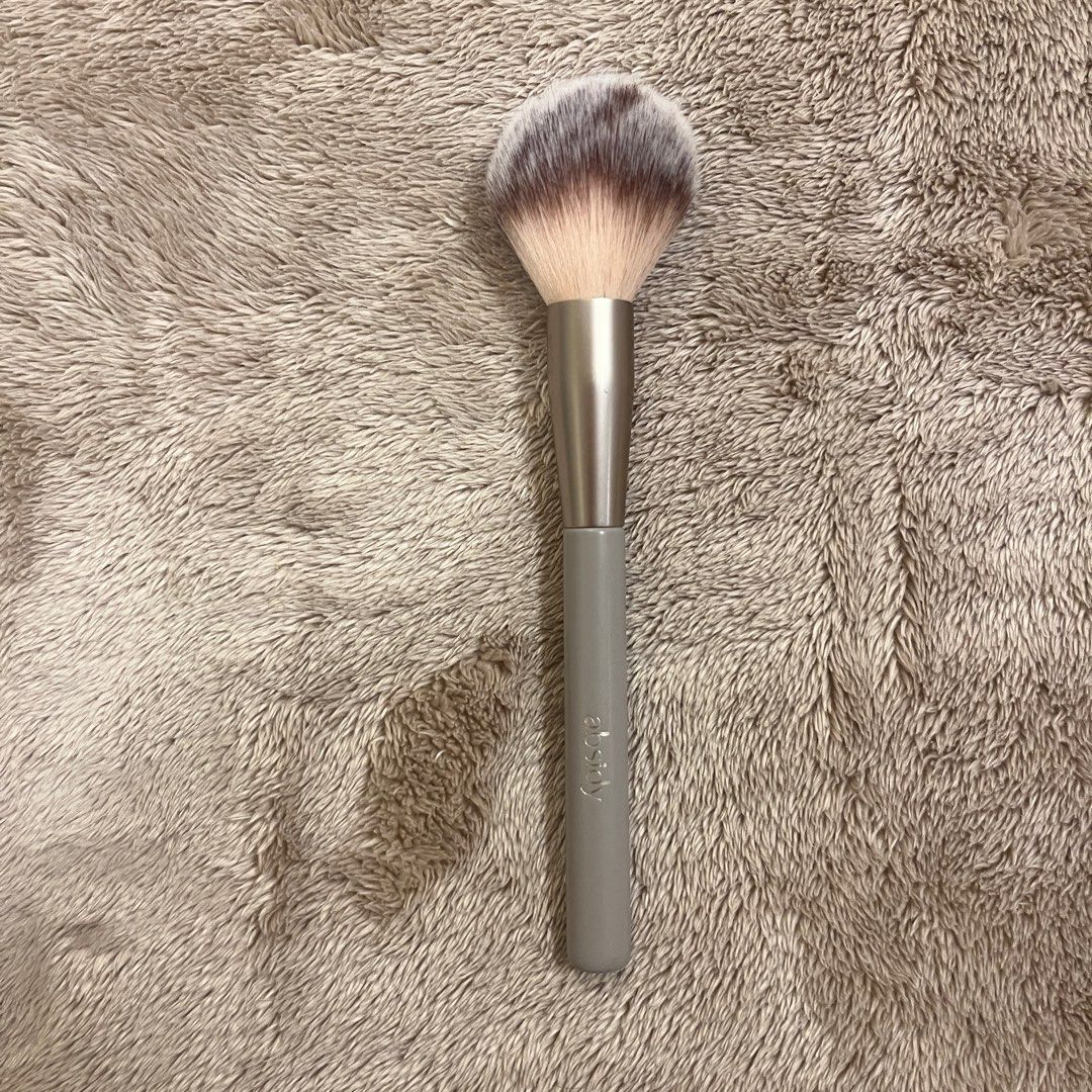 Absidy | Tapered Setting Brush (Category: Makeup) located in San Juan City. Submitted by _ands_ (Listing ID 1402044988, Image 1). Description: - Cleaned and sanitized - Ready for use ❗️Flaw: scuff marks on the metal part (see last photo).