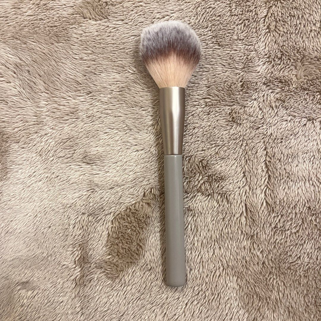 Absidy | Tapered Setting Brush (Category: Makeup) located in San Juan City. Submitted by _ands_ (Listing ID 1402044988, Image 2). Description: - Cleaned and sanitized - Ready for use ❗️Flaw: scuff marks on the metal part (see last photo).