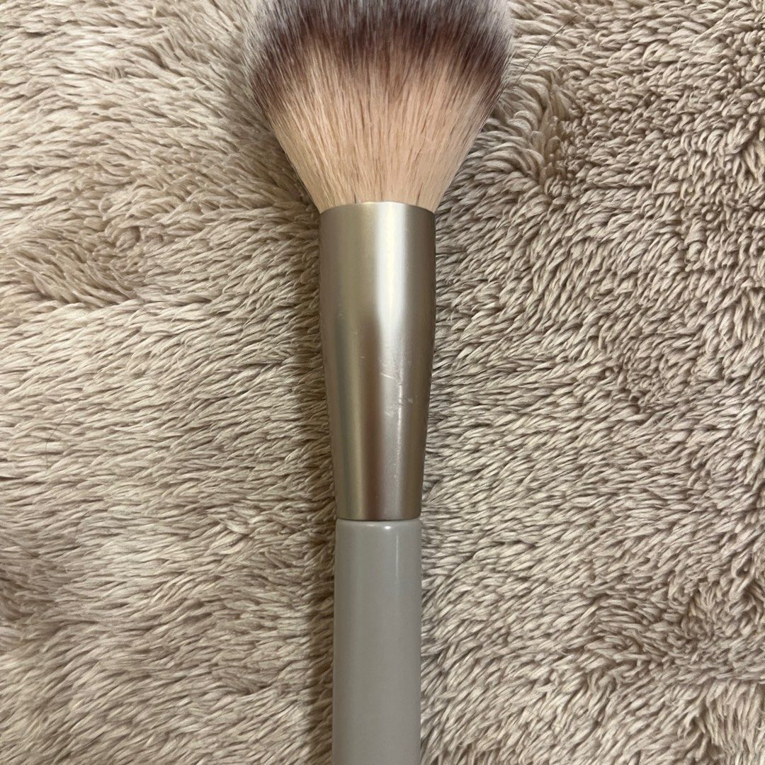 Absidy | Tapered Setting Brush (Category: Makeup) located in San Juan City. Submitted by _ands_ (Listing ID 1402044988, Image 3). Description: - Cleaned and sanitized - Ready for use ❗️Flaw: scuff marks on the metal part (see last photo).