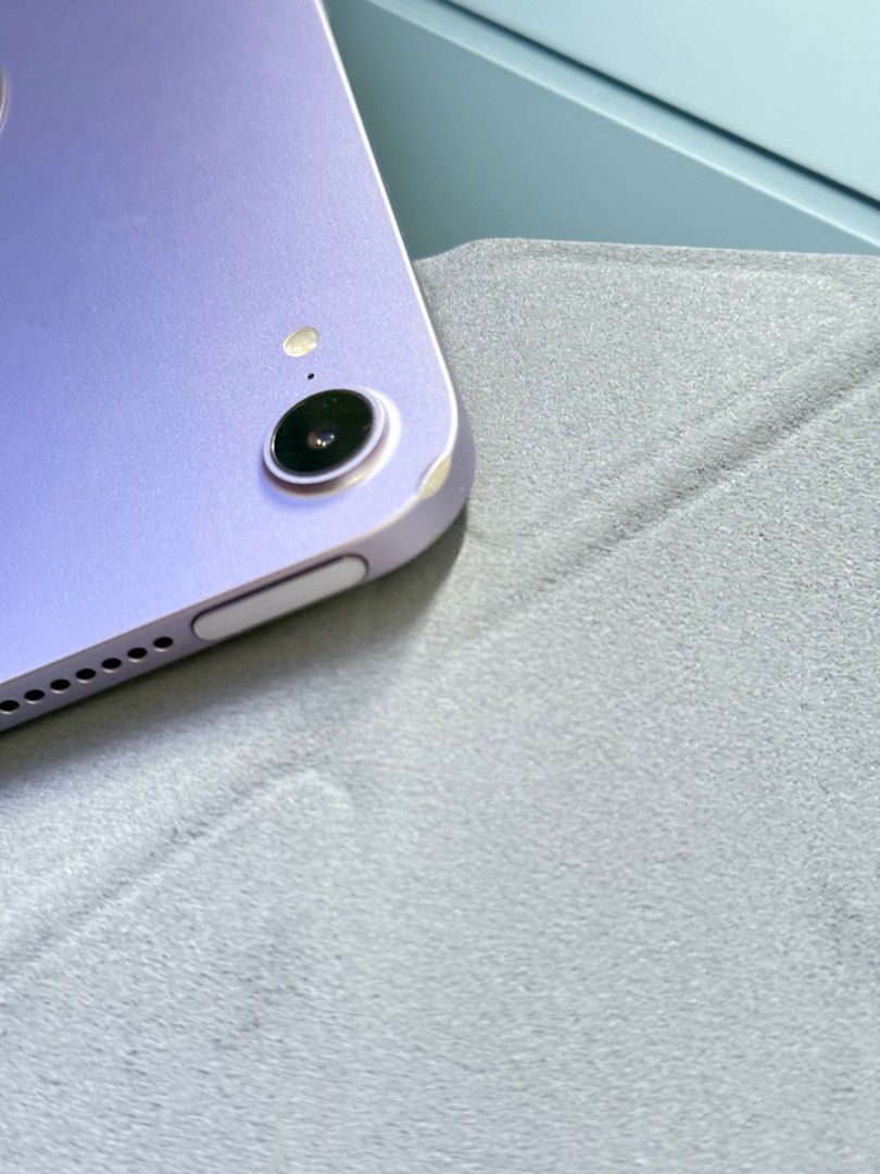 (Category: iPad) located in Singapore. Submitted by izzyness (Listing ID 1402000972, Image 2). Description: Selling ipad mini 7 128gb with apple pen 2nd gen and ipad mini 7 magnetic casing. Visible dents seen on top of the camera area otherwise ipad functioning well. Just bought this yr around feb at apple store in orchard. .