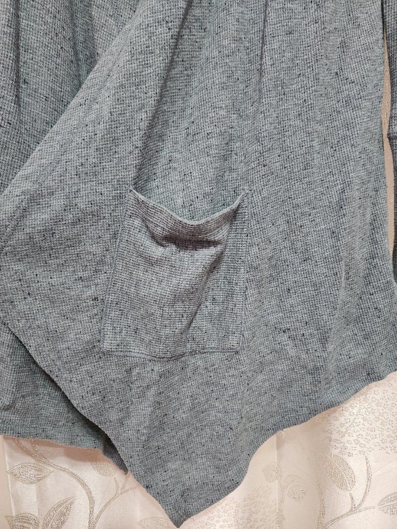 Aéropostale Gray Hoodie (Category: Coats, Jackets and Outerwear) located in Cabuyao City. Submitted by krzslv (Listing ID 1402063143, Image 2). Description: - Aéropostale gray hoodie - Size: M (Can fit M-L frame) - Features a hood and long sleeves - Striped cuffs - Textured fabric - Front pocket - Versatile neutral gray color.