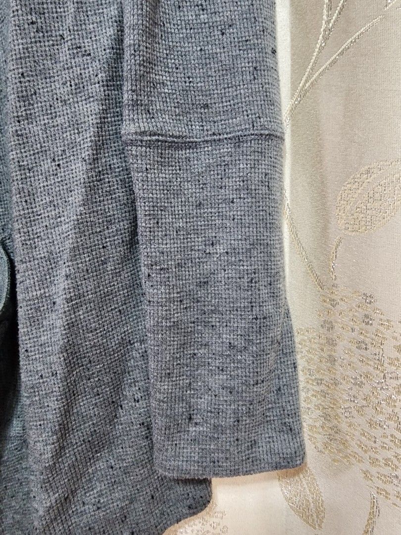 Aéropostale Gray Hoodie (Category: Coats, Jackets and Outerwear) located in Cabuyao City. Submitted by krzslv (Listing ID 1402063143, Image 3). Description: - Aéropostale gray hoodie - Size: M (Can fit M-L frame) - Features a hood and long sleeves - Striped cuffs - Textured fabric - Front pocket - Versatile neutral gray color.
