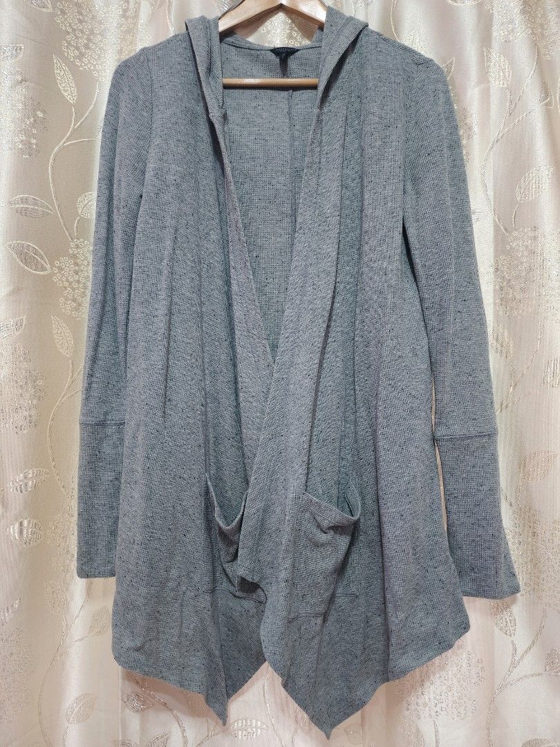 Aéropostale Gray Hoodie (Category: Coats, Jackets and Outerwear) located in Cabuyao City. Submitted by krzslv (Listing ID 1402063143, Image 1). Description: - Aéropostale gray hoodie - Size: M (Can fit M-L frame) - Features a hood and long sleeves - Striped cuffs - Textured fabric - Front pocket - Versatile neutral gray color.
