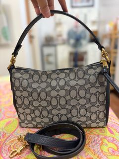 (Category: ) located in . Submitted by simplecloset_24 (Listing ID 1351208204, Image 1). Description: .