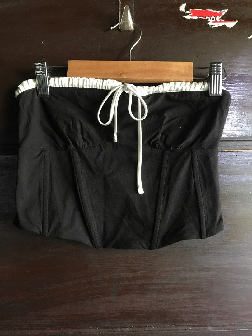 Bershka Black Corset Top (Category: Sleeveless) located in Manaoag. Submitted by love.abgl (Listing ID 1401956885, Image 3). Description: - Bershka black corset top - Strapless design - White trim detail - Tie front - Boning details - Size: S .
